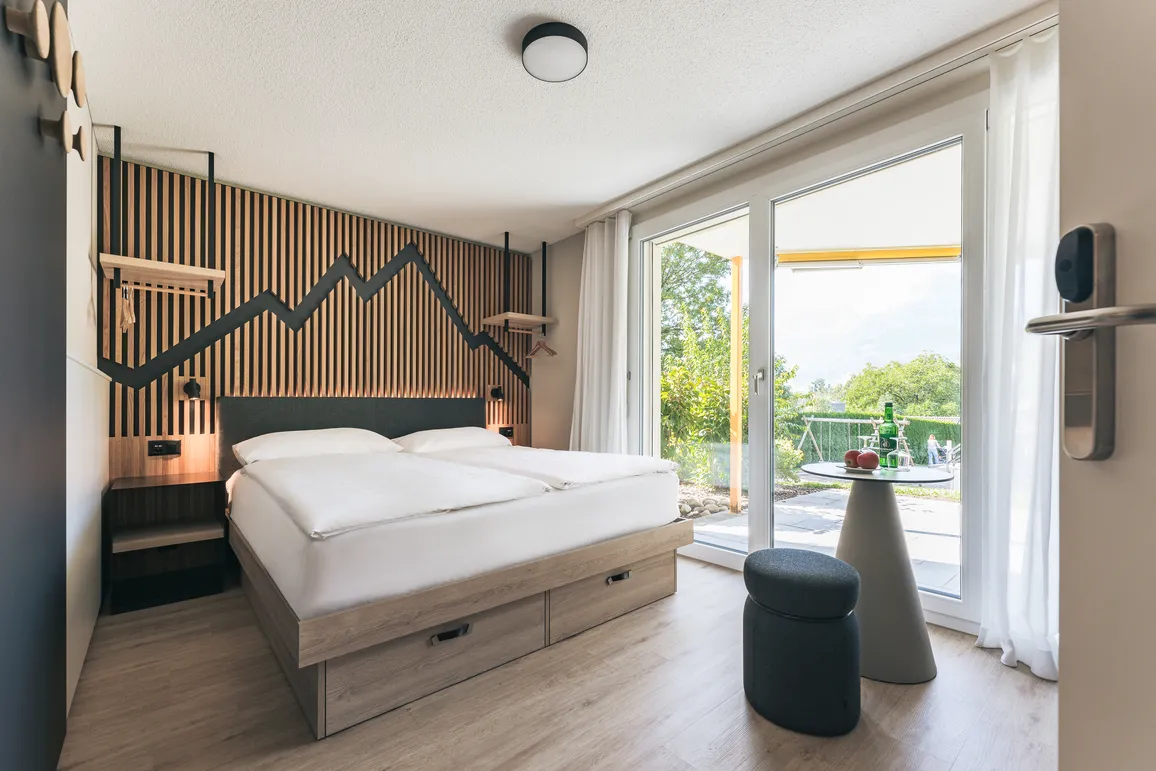 Doppelzimmer Design mit Terasse Schlafzimmer 01 Swiss Holiday Park