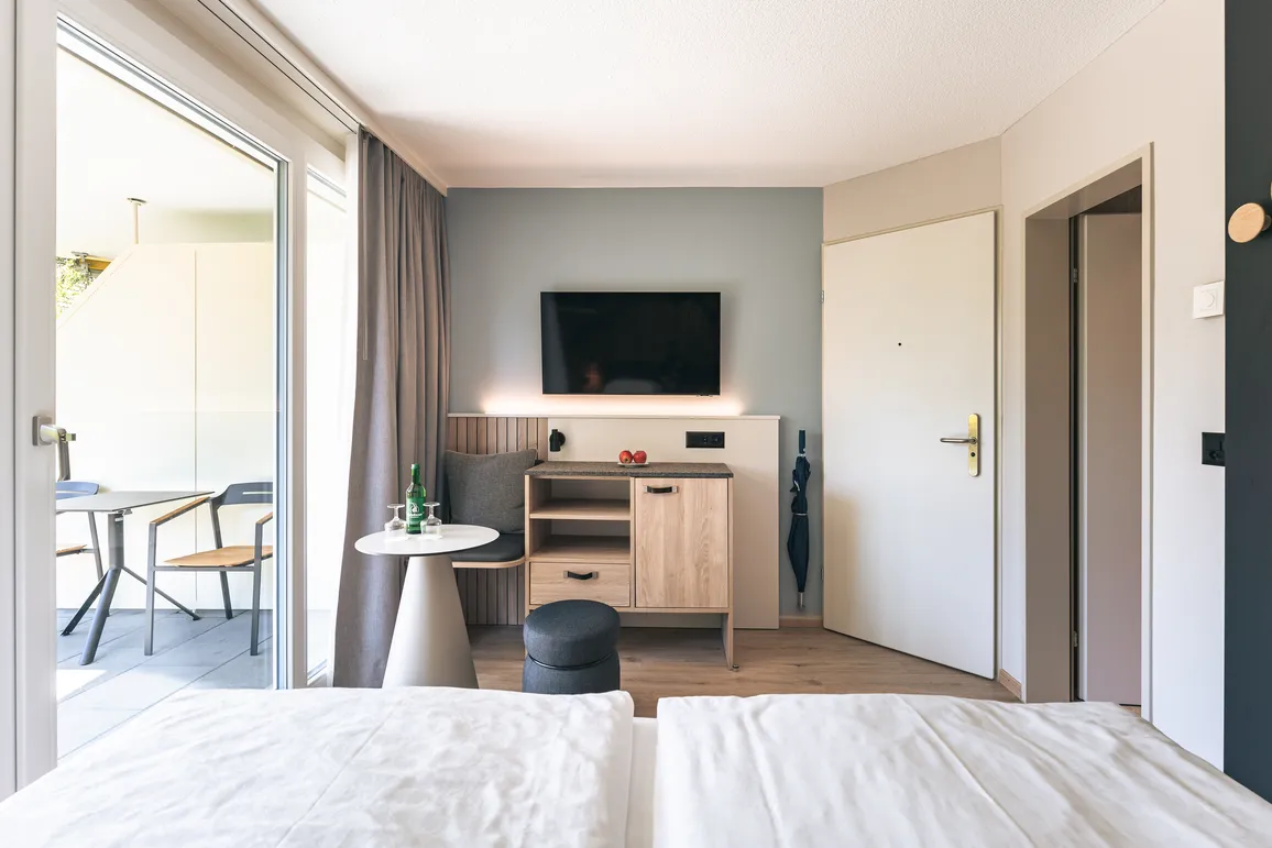 Doppelzimmer Design mit Terrasse Schlafzimmer 03 Swiss Holiday Park