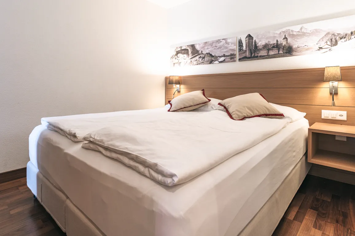 Doppelzimmer Standard ohne Balkon SchlafzimmerSwiss Holiday Park