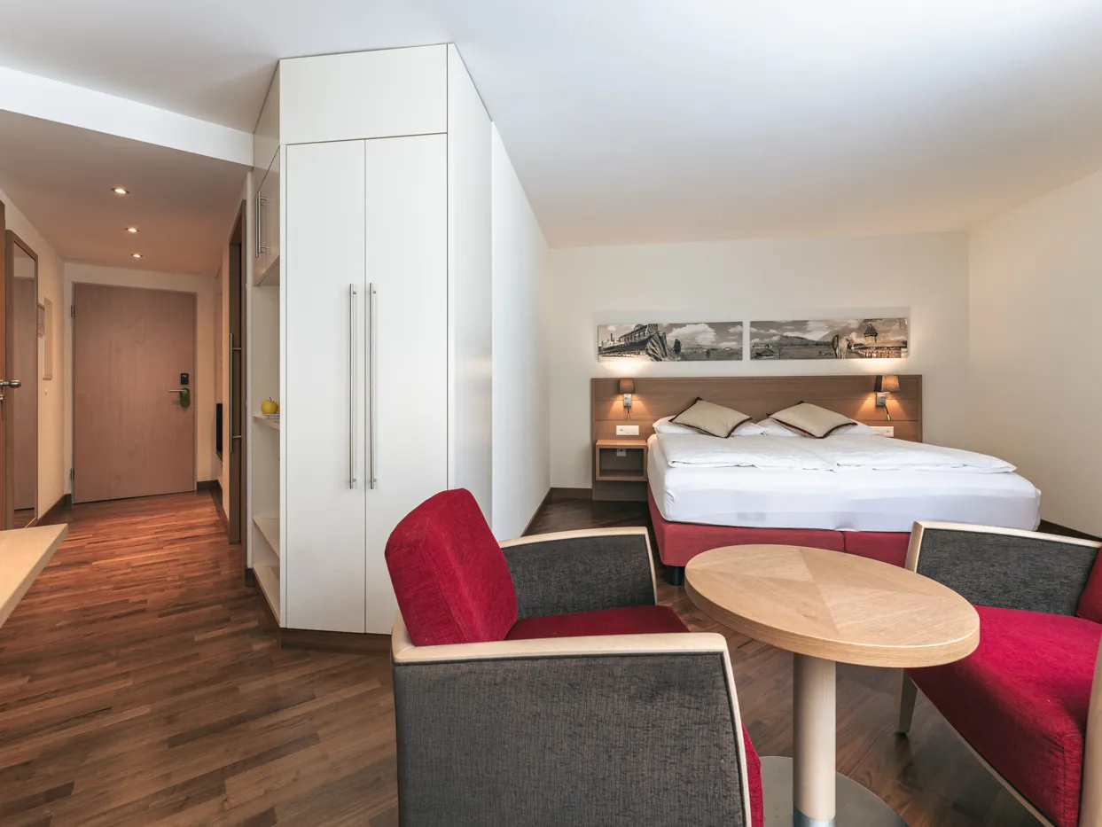 Doppelzimmer Standard Verbindungstüre Schlafzimmer 01 Swiss Holiday Park