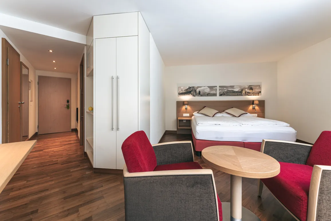 Doppelzimmer Standard Verbindungstüre Schlafzimmer 01 Swiss Holiday Park